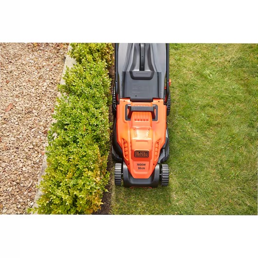 Rasaerba a filo 1600W, 38cm con impugnatura EasySteer | BLACK+DECKERBack ButtonSearch IconFilter Icon