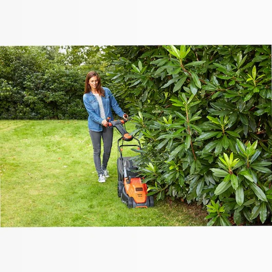 Rasaerba a filo 1600W, 38cm con impugnatura EasySteer | BLACK+DECKERBack ButtonSearch IconFilter Icon
