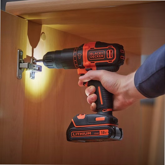 Trapano avvitatore a percussione a 2 velocità meccaniche con doppia batteria 18V in valigetta metallica premium con vano ripiano per accessoristica e utensili manuali comprensiva di set 32 accessori