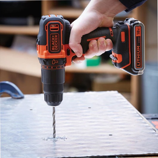 Trapano avvitatore a percussione a 2 velocità meccaniche con doppia batteria 18V in valigetta metallica premium con vano ripiano per accessoristica e utensili manuali comprensiva di set 32 accessori