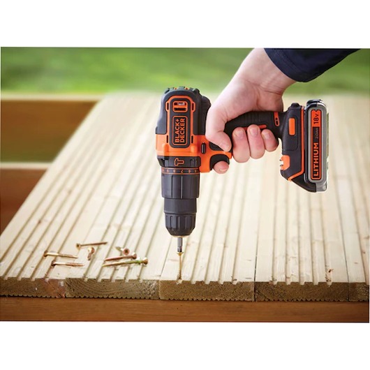 Trapano avvitatore a percussione a 2 velocità meccaniche con doppia batteria 18V in valigetta metallica premium con vano ripiano per accessoristica e utensili manuali comprensiva di set 32 accessori