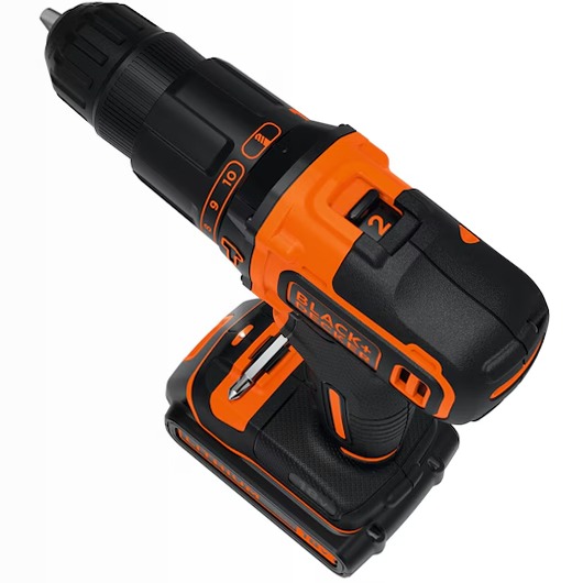 Trapano avvitatore a percussione a 2 velocità meccaniche con doppia batteria 18V in valigetta metallica premium con vano ripiano per accessoristica e utensili manuali comprensiva di set 32 accessori