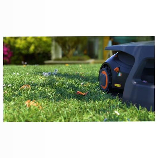Robot rasaerba con sistema automatico di pulitura