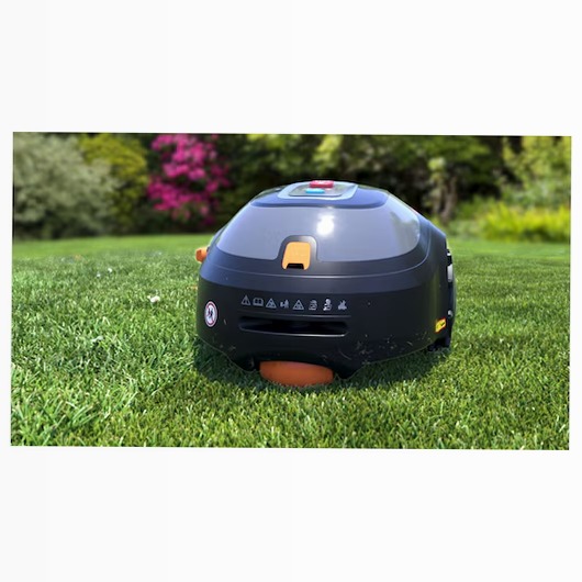 Robot rasaerba con sistema automatico di pulitura