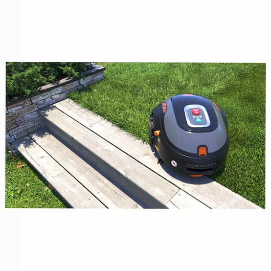 Robot rasaerba con sistema automatico di pulitura