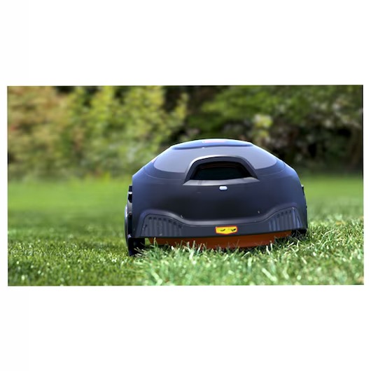 Robot rasaerba con sistema automatico di pulitura