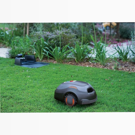 Robot rasaerba con sistema automatico di pulitura