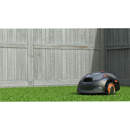Robot rasaerba con sistema automatico di pulitura