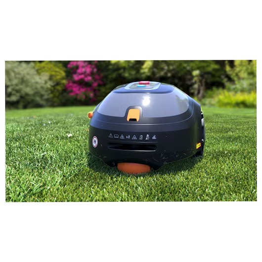 Robot rasaerba con sistema automatico di pulitura