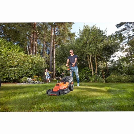 Rasaerba a filo 1800W, 42cm con impugnatura EasySteer™