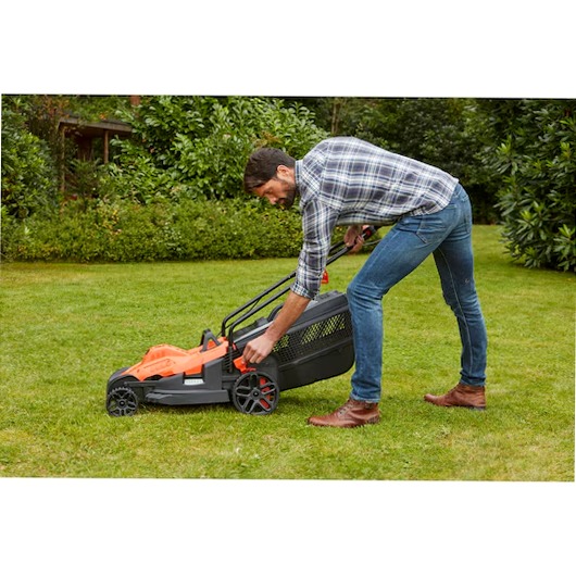 Rasaerba a filo 1800W, 42cm con impugnatura EasySteer™