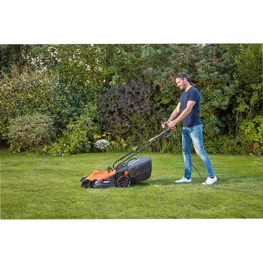 Rasaerba a filo 1800W, 42cm con impugnatura EasySteer™