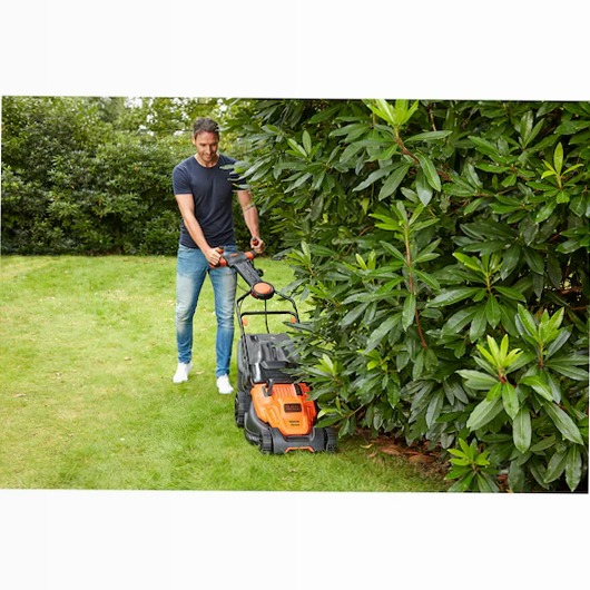 Rasaerba a filo 1800W, 42cm con impugnatura EasySteer™