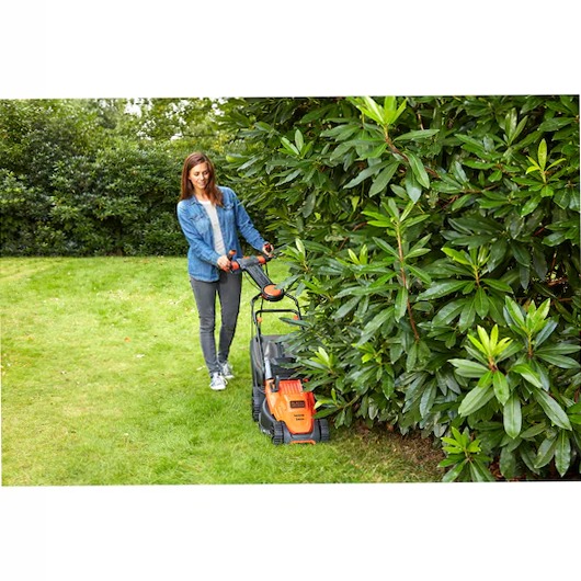Rasaerba a filo 1400W, 34cm con impugnatura EasySteer