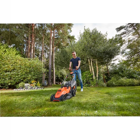 Rasaerba a filo 1400W, 34cm con impugnatura EasySteer