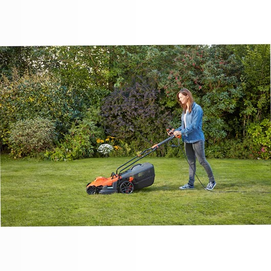 Rasaerba a filo 1400W, 34cm con impugnatura EasySteer