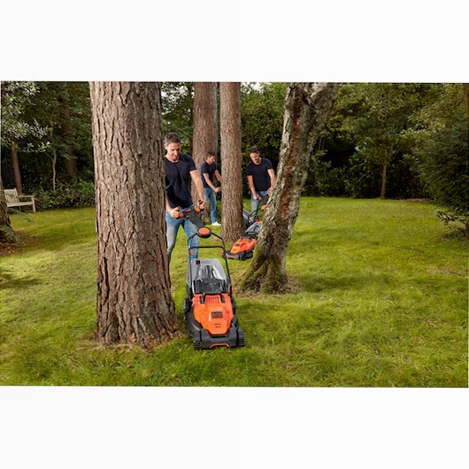 Rasaerba a filo 1400W, 34cm con impugnatura EasySteer