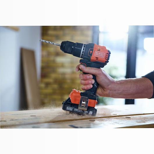 Trapano avvitatore a percussione 18V Brushless