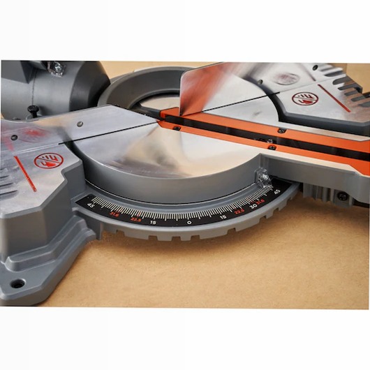 Troncatrice 1600W - 216mm | BLACK+DECKER