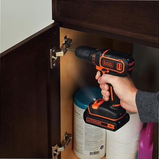 Trapano avvitatore 18V 1,5Ah con 2 batterie, caricabatterie rapido e 80 accessori in valigetta