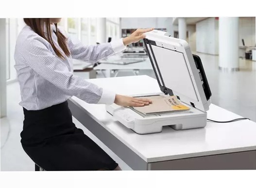 Scanner compatto a pianale WorkForce DS-1730 per piccole imprese e uffici a casa.