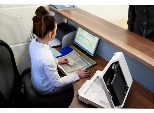 Scanner compatto a pianale WorkForce DS-1730 per piccole imprese e uffici a casa.