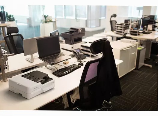 Scanner compatto a pianale WorkForce DS-1730 per piccole imprese e uffici a casa.