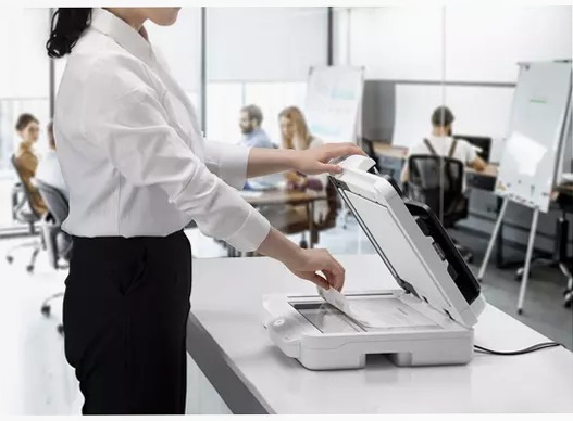 Scanner compatto a pianale WorkForce DS-1730 per piccole imprese e uffici a casa.